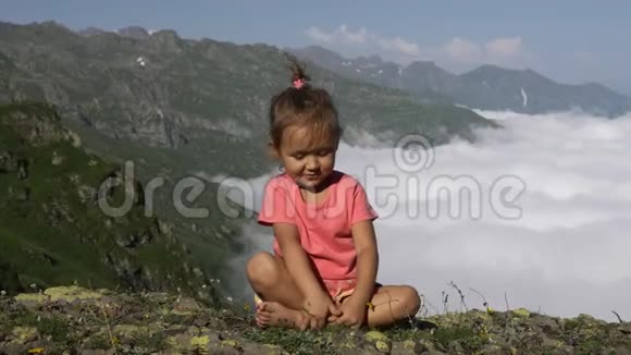 小可爱在山顶上打坐视频的预览图
