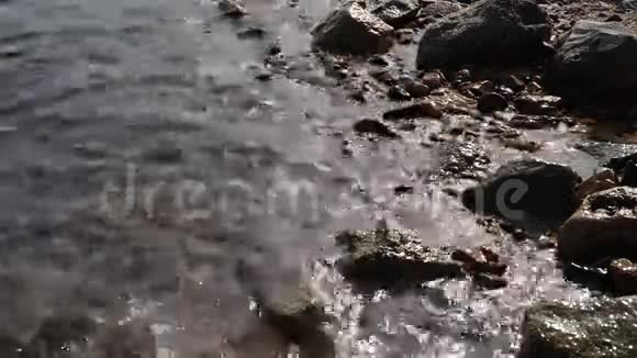 海浪在石滩上肆虐视频的预览图