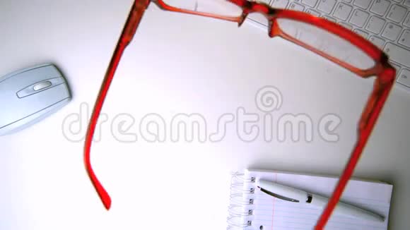 红眼镜掉在办公室桌子上视频的预览图