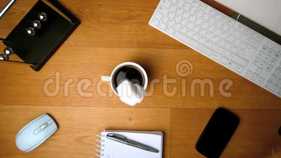 糖块落在咖啡杯里的桌子上视频的预览图