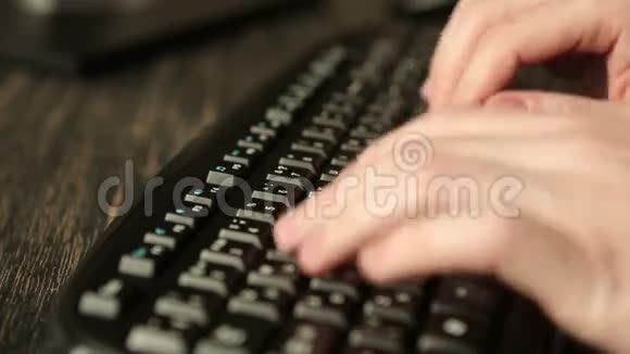 用键盘打字的人手视频的预览图