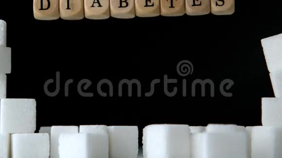 糖块和骰子在黑色背景下拼写糖尿病视频的预览图