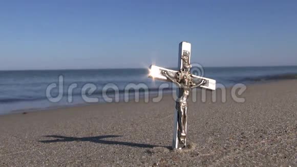 与宗教象征在沙中钉十字架的海景视频的预览图