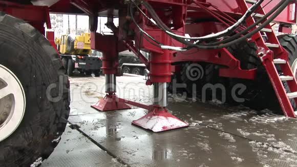 冬天巨大的起重机的轮子在运动视频的预览图