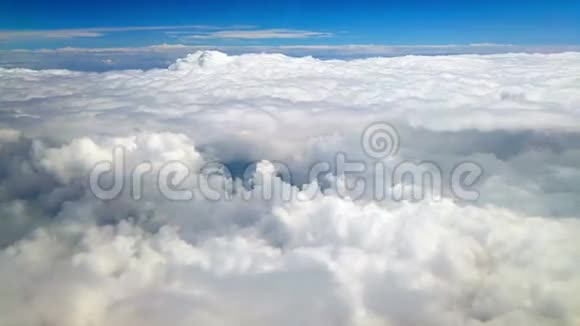 从飞机窗口飘来的云视频的预览图