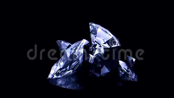 小而大的钻石掉落到黑色表面单色不同尺寸的美丽的多面晶体视频的预览图