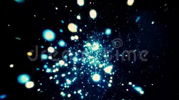 在星际空间快速向后移动在黑色宇宙中的蓝色闪亮的星星飞回来视频的预览图