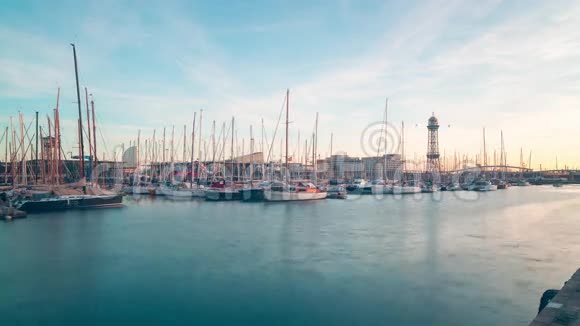 巴塞罗那日落天空游艇港口全景4k时间流逝西班牙视频的预览图