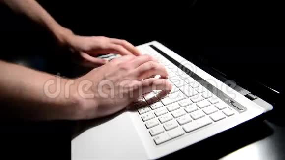 手在笔记本电脑上打字视频的预览图