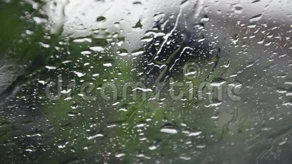 雨滴在窗户上流淌视频的预览图