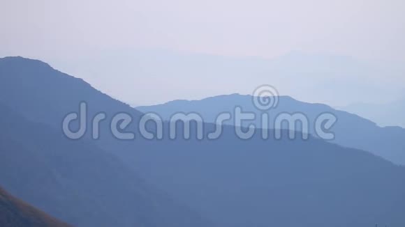 尼泊尔喜马拉雅高地的薄雾视频的预览图