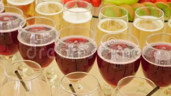 提供带有酒精和各种饮料的酒杯酒杯和香槟酒红酒和酒杯视频的预览图