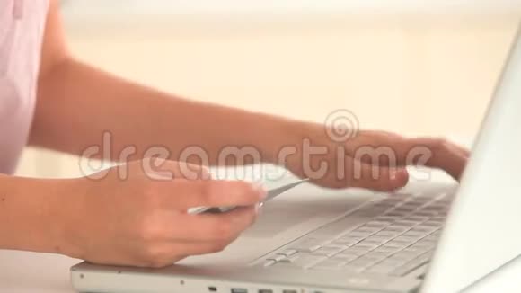 女性手在网上购物视频的预览图
