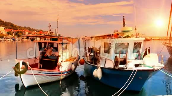 停泊在地中海和平港口的渔船视频的预览图