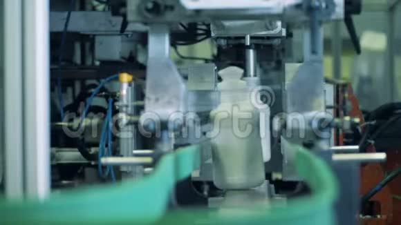 塑料瓶在工厂生产线上移动自动化工作视频的预览图