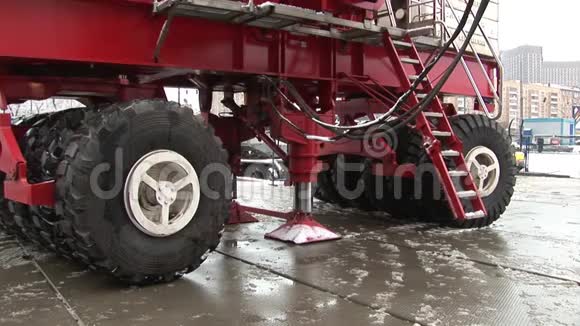 冬天巨大的起重机的轮子在运动视频的预览图