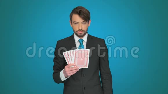 英俊的商人拿着扑克牌视频的预览图