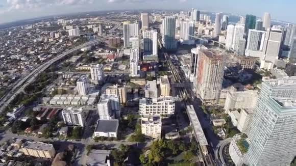 在迈阿密的布里克尔上空旋转视频的预览图