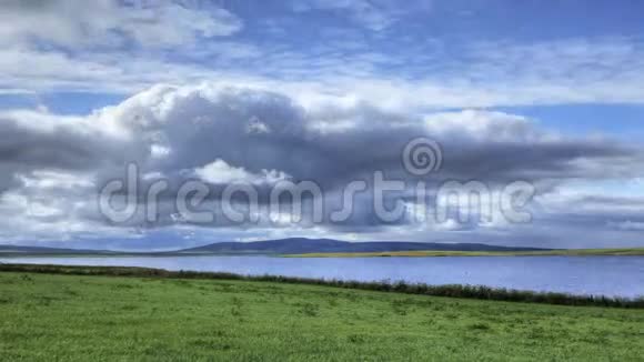 苏格兰奥克尼湖畔的大天空视频的预览图