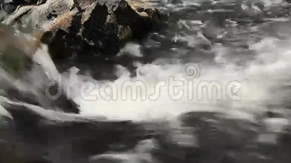 快速流动的河流冲击岩石背景视频的预览图