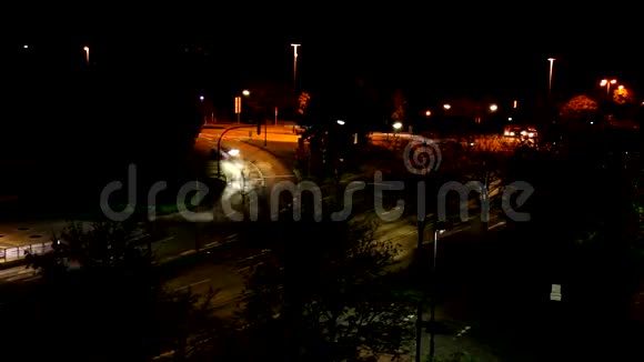 一条夜晚的德国街时间推移视频的预览图