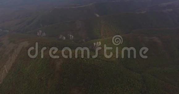 多云天气秋季森林山区空中摄影视频的预览图