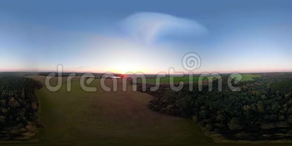 热气球在天空中飞过一片田野视频的预览图