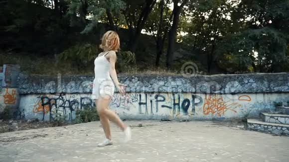 城市遗址外城市公园里跳舞的女子现代舞蹈涂鸦爵士乐迷嘻哈视频的预览图