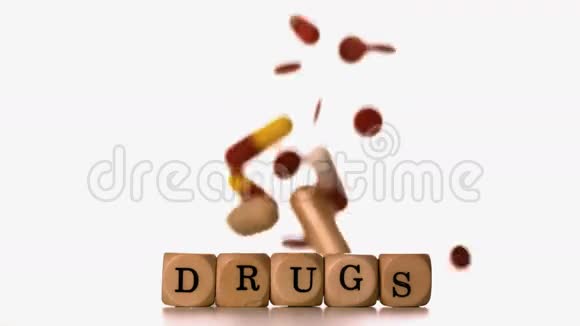 掷骰子拼写药物的不同药片视频的预览图
