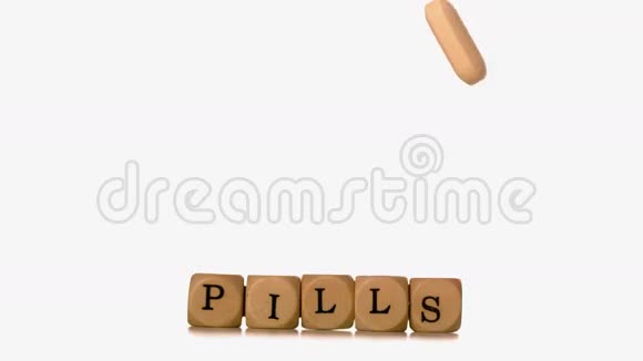 很多种类型的药丸都是掷骰子拼写药丸视频的预览图