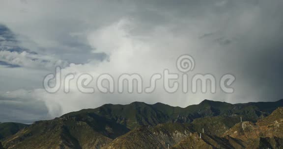 拉萨山顶山谷乌云密布世界屋顶西藏视频的预览图