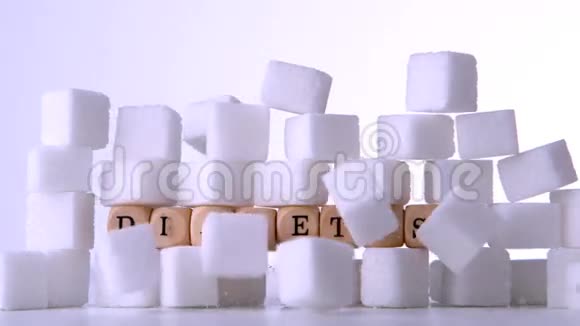 落在木头骰子前面的糖块拼出糖尿病视频的预览图