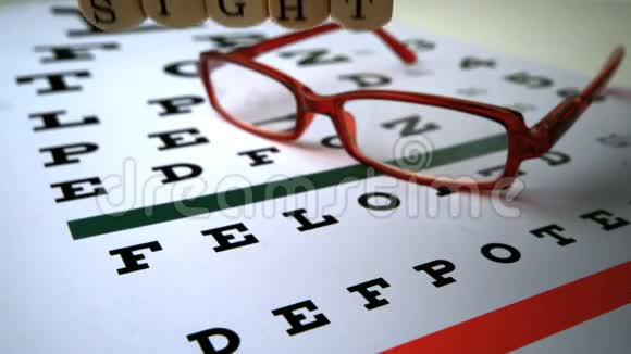 Dice拼写视力下降到眼镜旁边的眼科检查视频的预览图