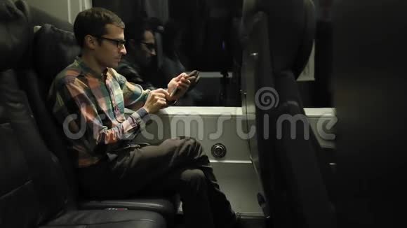 在火车上使用智能手机的人视频的预览图
