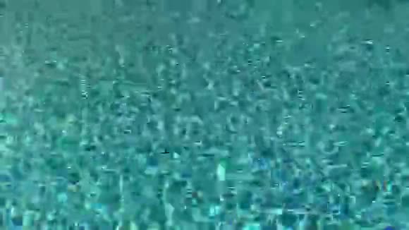 蓝色的游泳池荡漾着水的细节视频的预览图