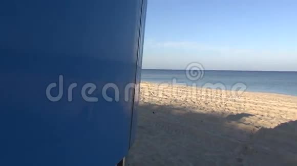夏日的早晨空旷的海滨度假海滩阴影笼罩视频的预览图