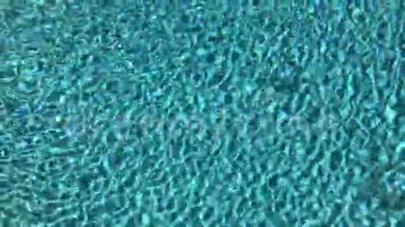 蓝色的游泳池荡漾着水的细节视频的预览图
