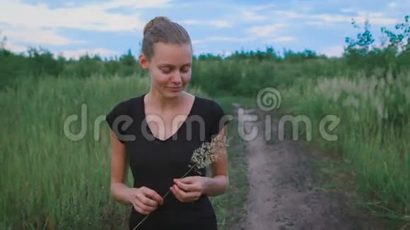 有灵感的女人在田野里散步视频的预览图