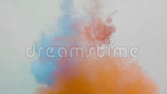 两种颜色的墨水滴在水里视频的预览图