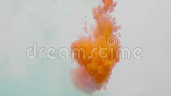 两种颜色的墨水滴在水里视频的预览图