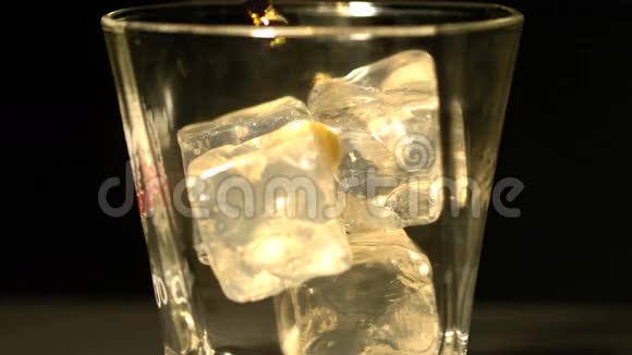 威士忌用冰块倒入不倒翁视频的预览图