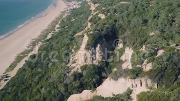 近海岸的一座砂岩山视频的预览图