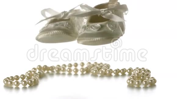 婴儿鞋落在一串珍珠上视频的预览图