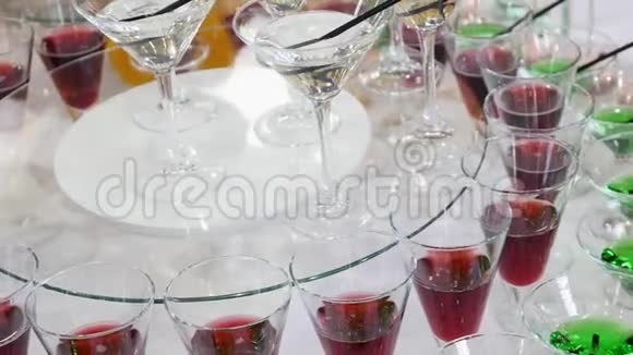 提供带有酒精和各种饮料的酒杯酒杯和香槟酒红酒和酒杯视频的预览图