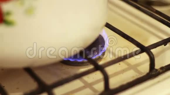 煤气炉的火焰和火柴视频的预览图