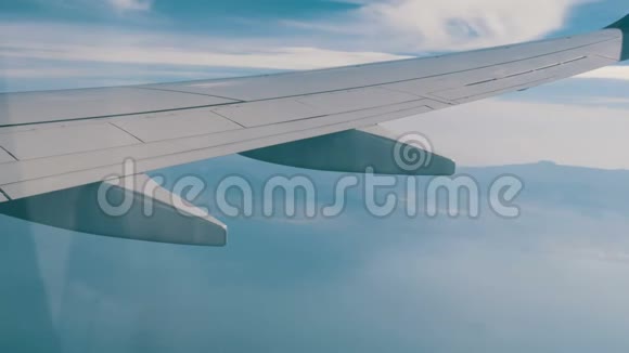飞机的机翼飞过云层视频的预览图