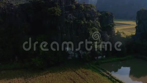 日落期间NinhBinh和TamCoc稻田的空中镜头越南视频的预览图