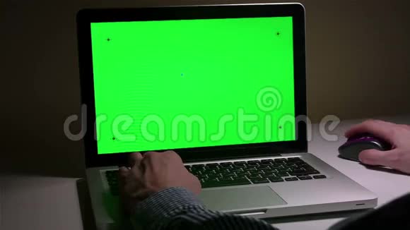 一个人在他的桌面上使用笔记本电脑视频的预览图