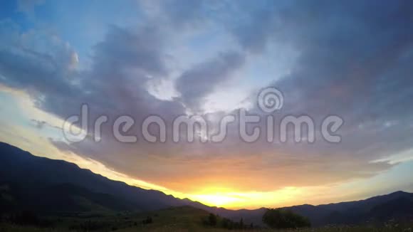 喀尔巴阡山脉的日落视频的预览图