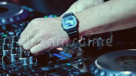 DJ在迪斯科舞厅里与控制器混在一起视频的预览图